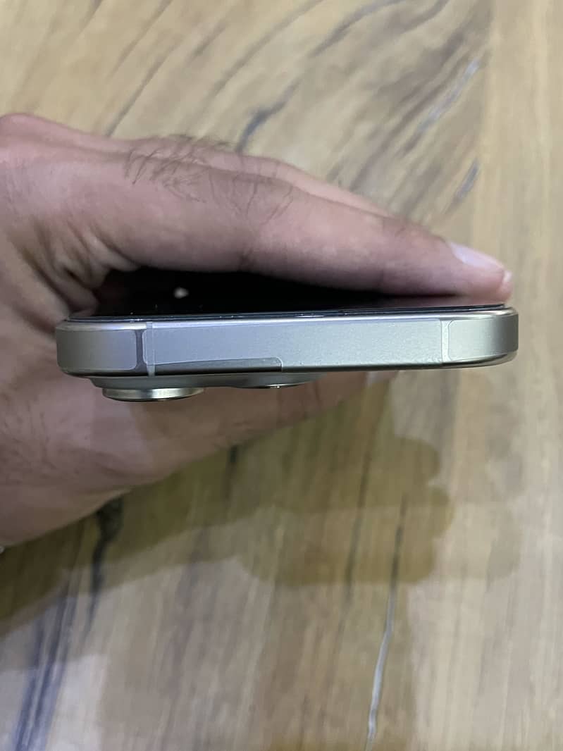 Apple iPhone 16 Pro 3