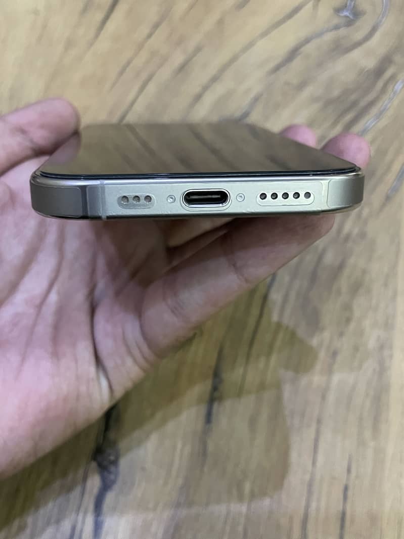 Apple iPhone 16 Pro 4