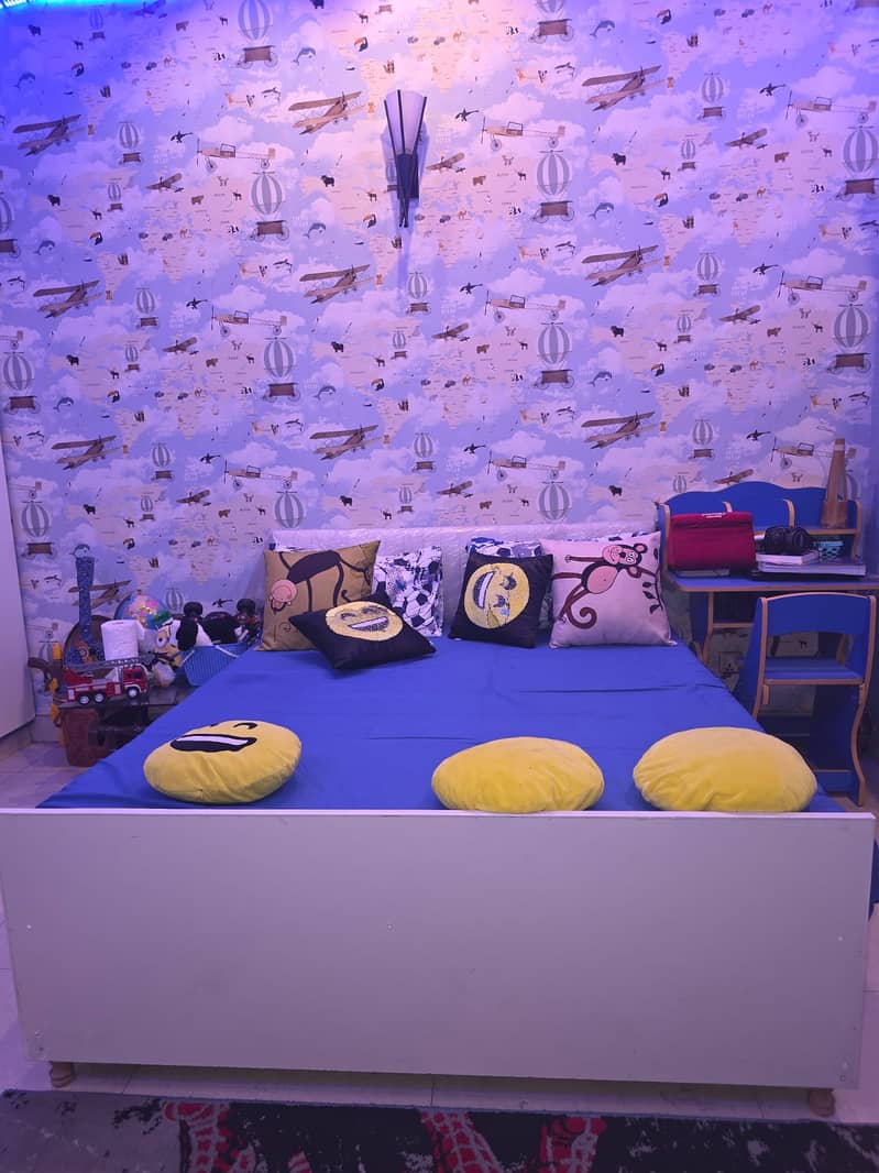 Bed, 2 chairs with table 0