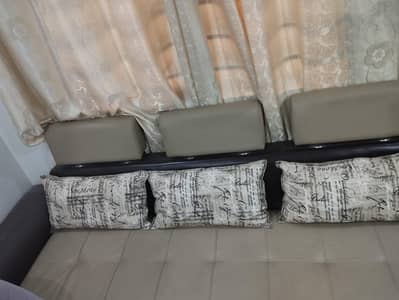 5 seater Sofa Set Almost Brand New and in Excellent condition