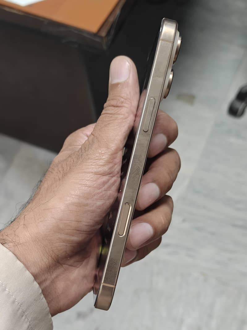 Apple iPhone 16 Pro Max 3
