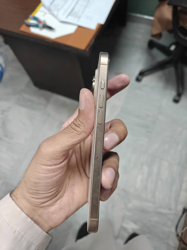 Apple iPhone 16 Pro Max 6