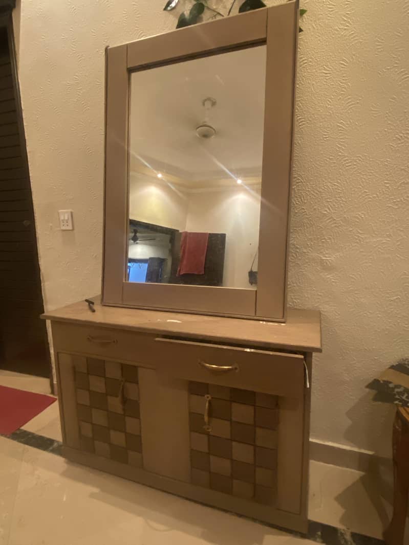 Dressing Table & Mirror 0