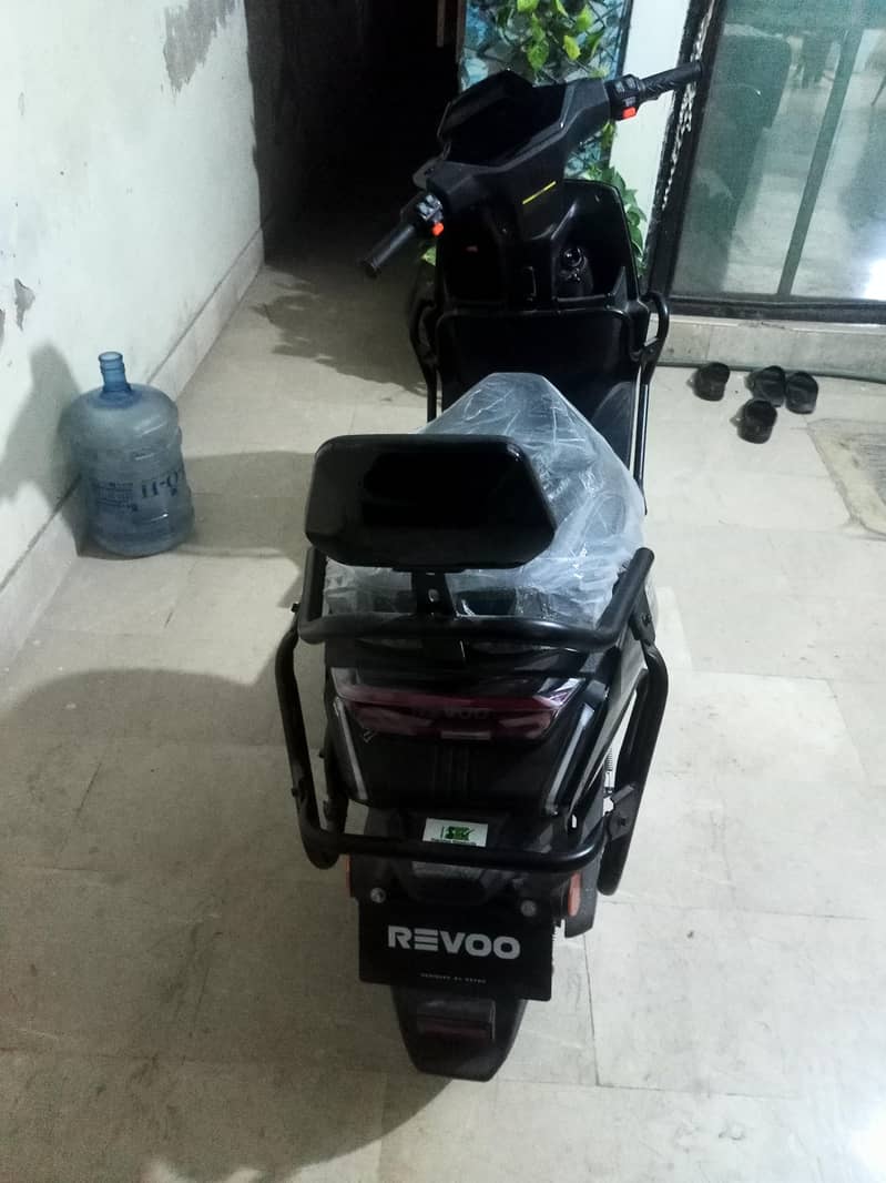 Revoo C35 Young 4
