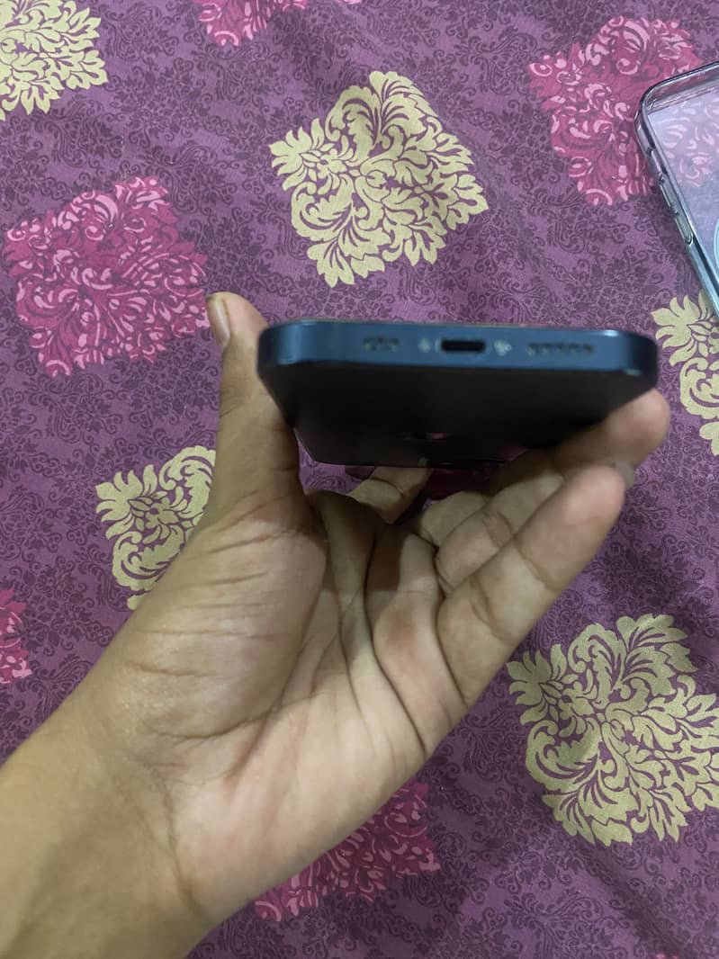 Apple iPhone 12 4