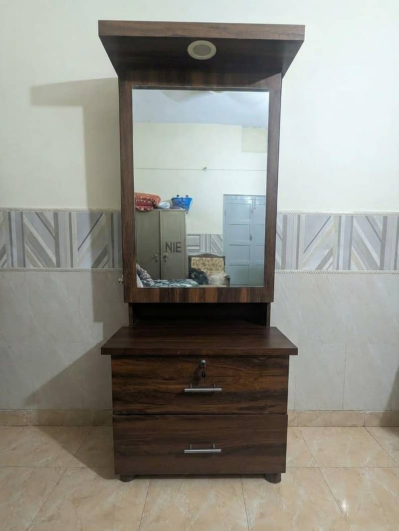 DRESSING TABLE / SHOWCASE 0