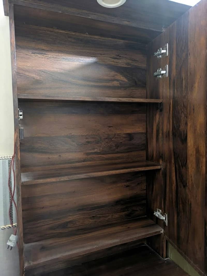 DRESSING TABLE / SHOWCASE 1