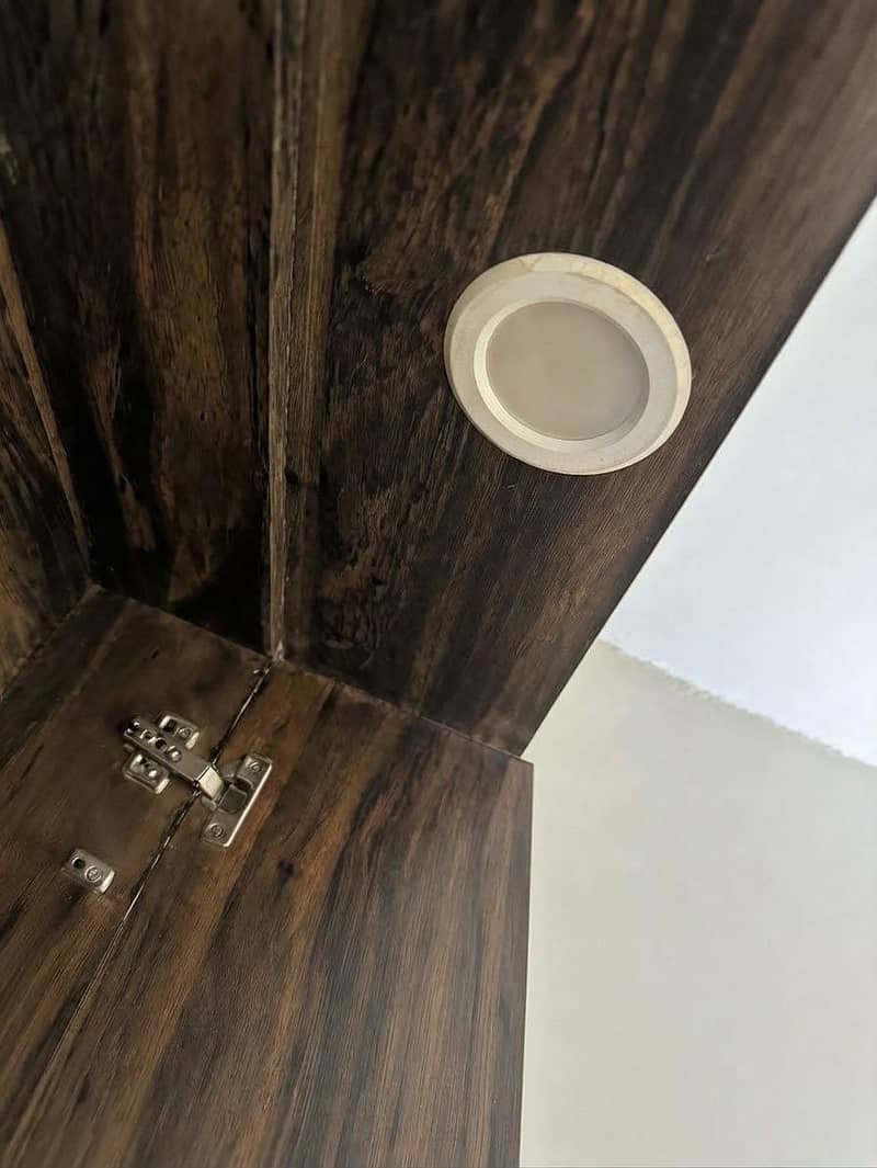 DRESSING TABLE / SHOWCASE 2