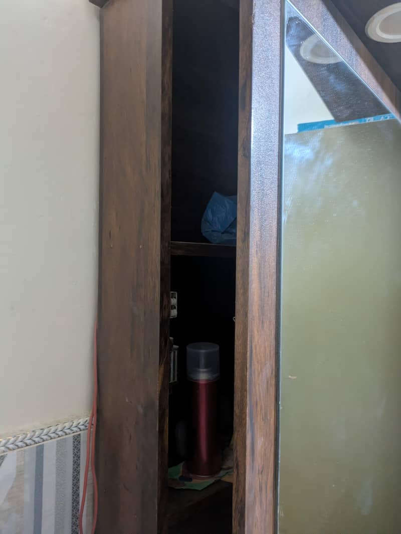 DRESSING TABLE / SHOWCASE 3