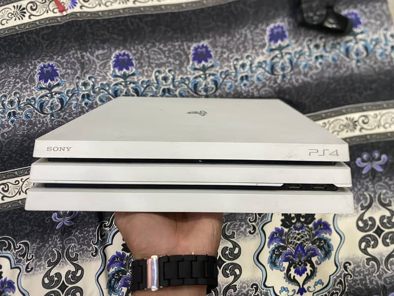PS4 pro 1 TB 4
