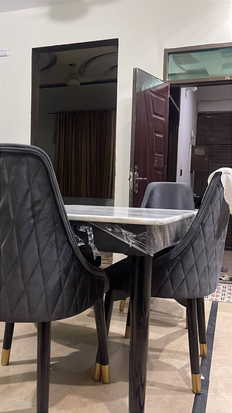 Dining Table 0