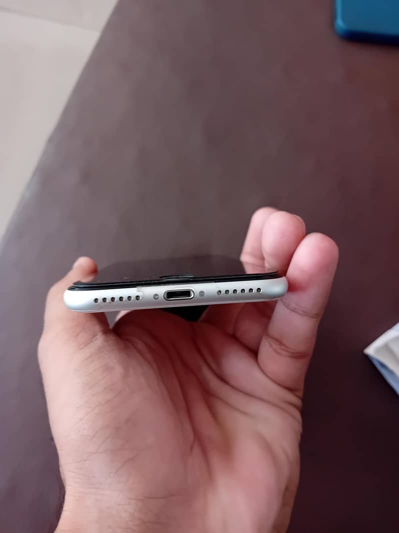 Apple iPhone SE 2nd generation 4