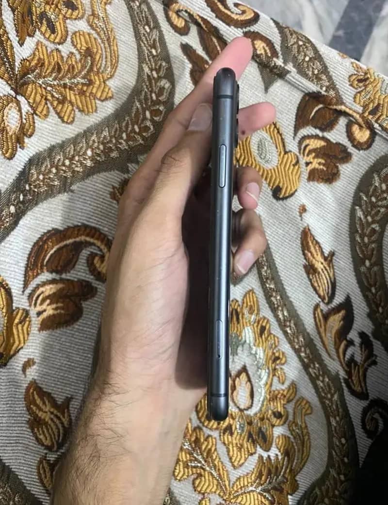 Apple iPhone 11 4