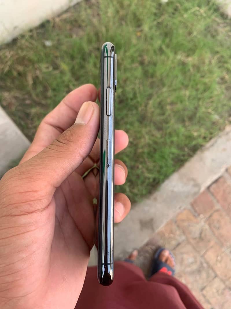 Apple iPhone XS 4