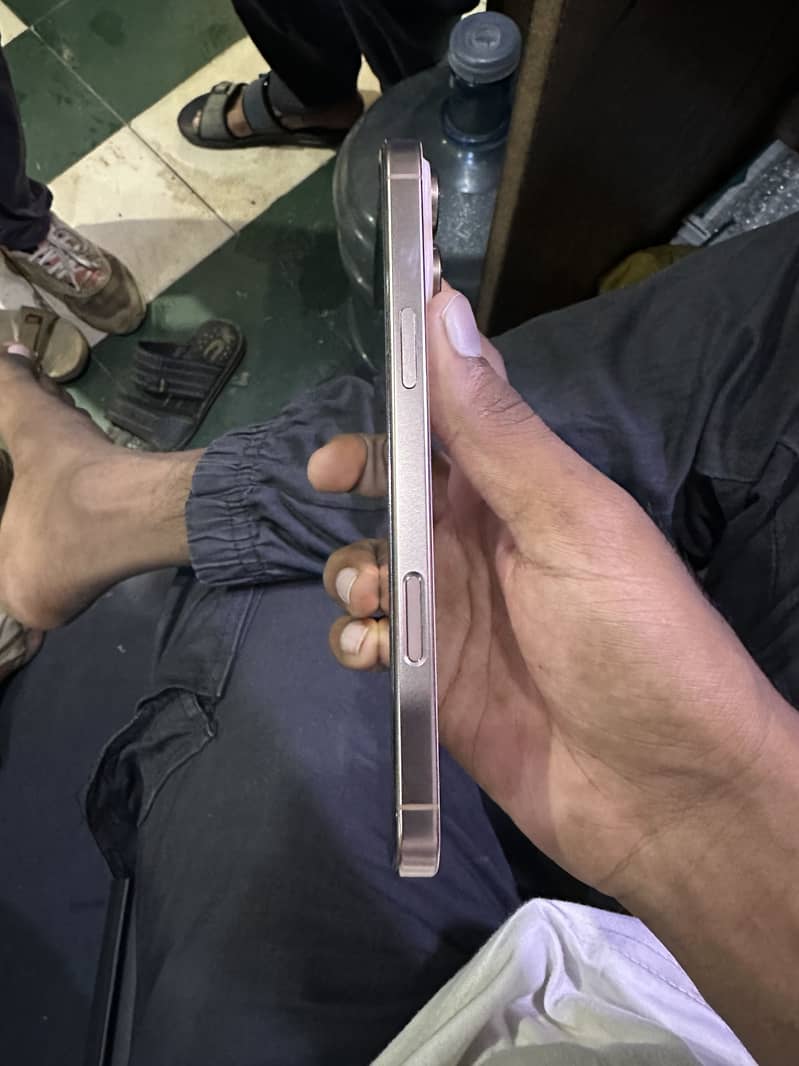 Apple iPhone 16 Pro Max 2