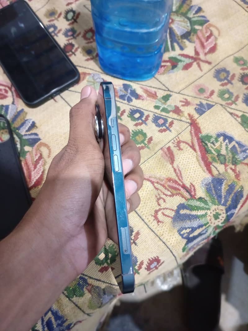 Apple iPhone 13 2