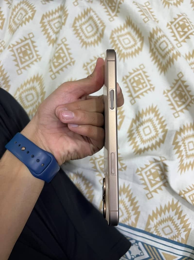 Apple iPhone 16 Pro Max 4