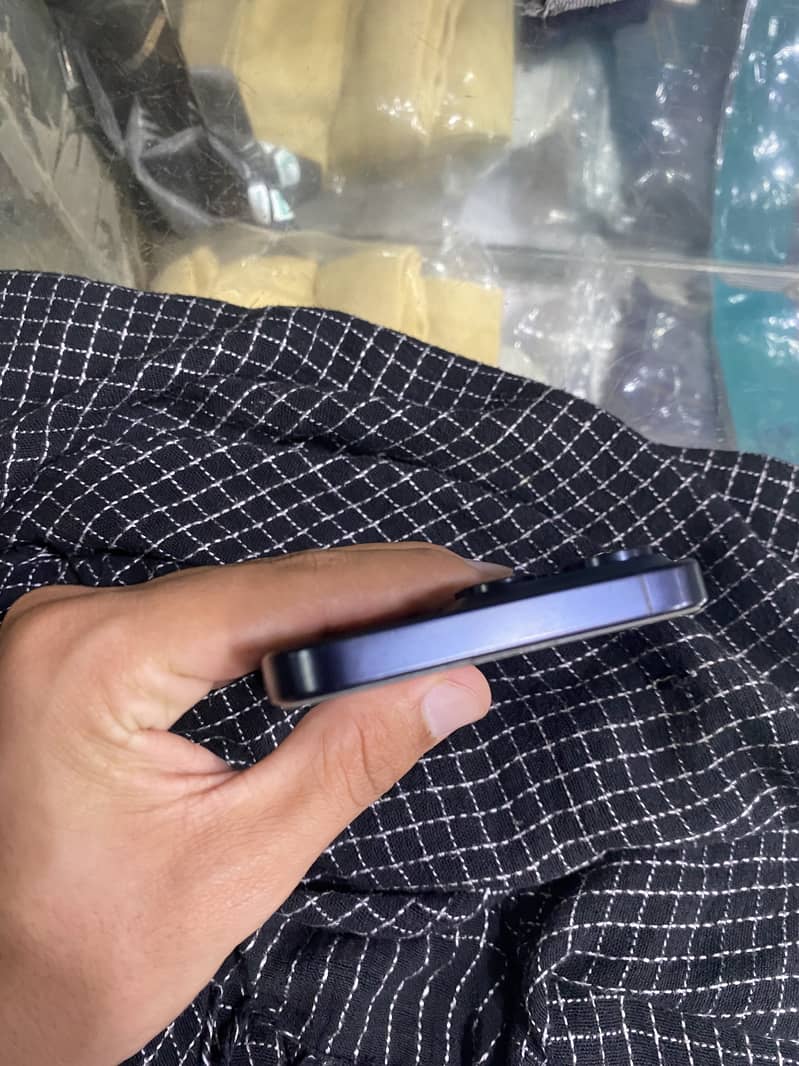 Apple iPhone 15 Pro Max 4