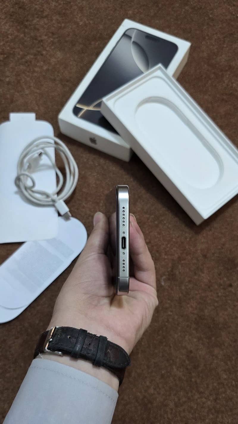 Apple iPhone 16 Pro Max 0