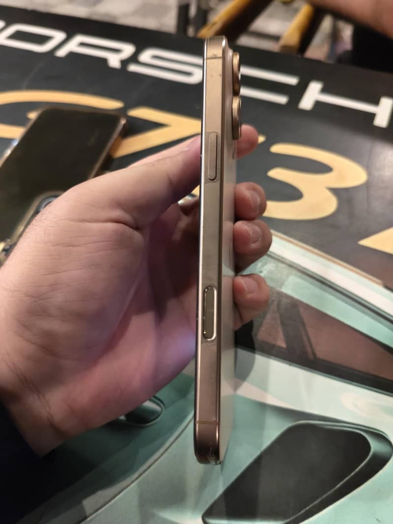 Apple iPhone 16 Pro Max 4