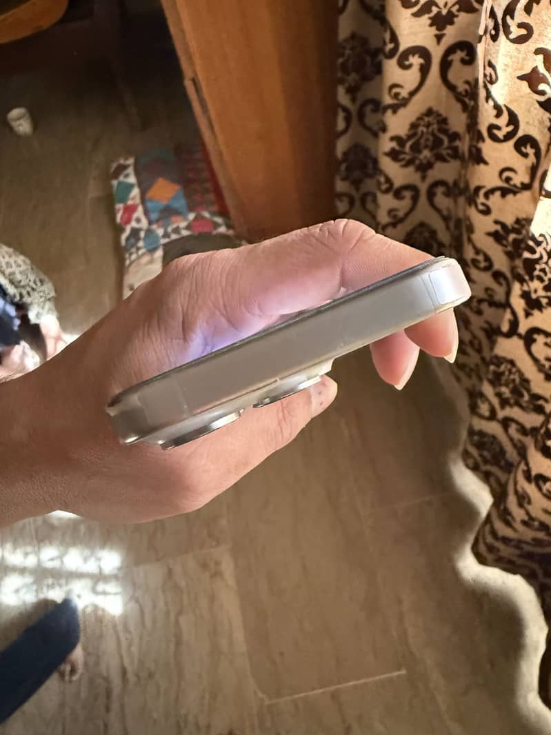 Apple iPhone 15 Pro 2