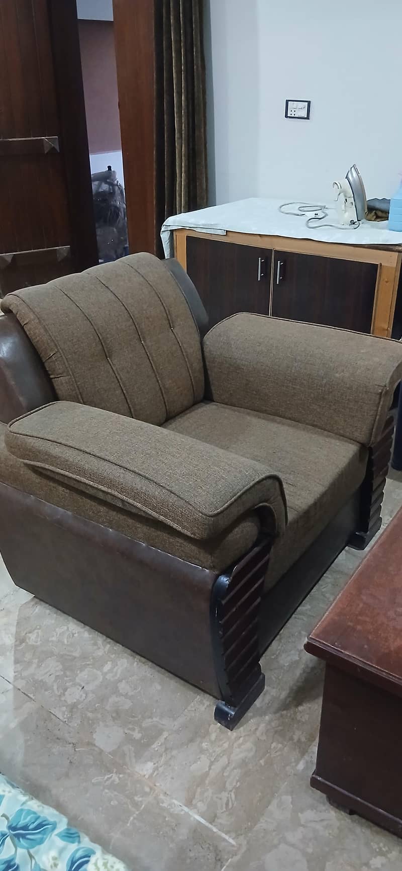 Brown sofa set 0