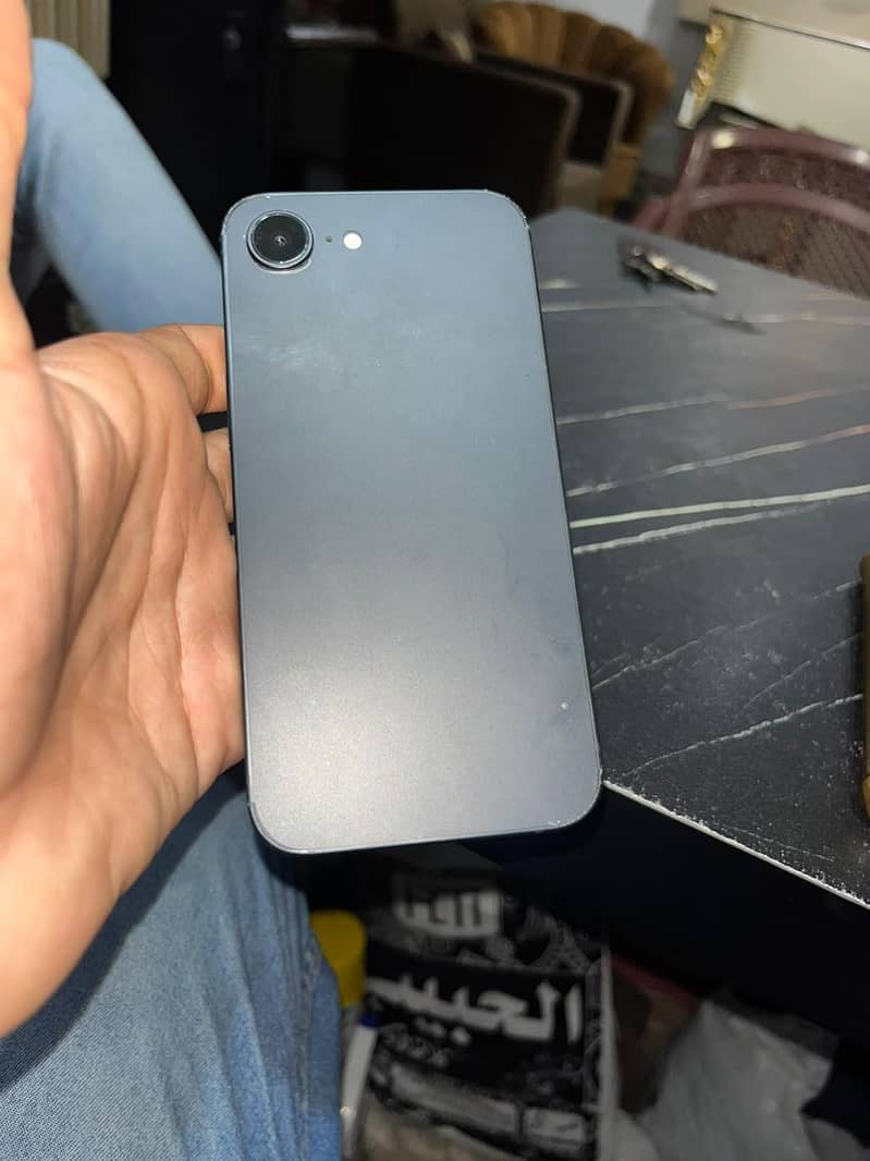Apple iPhone 16e 0