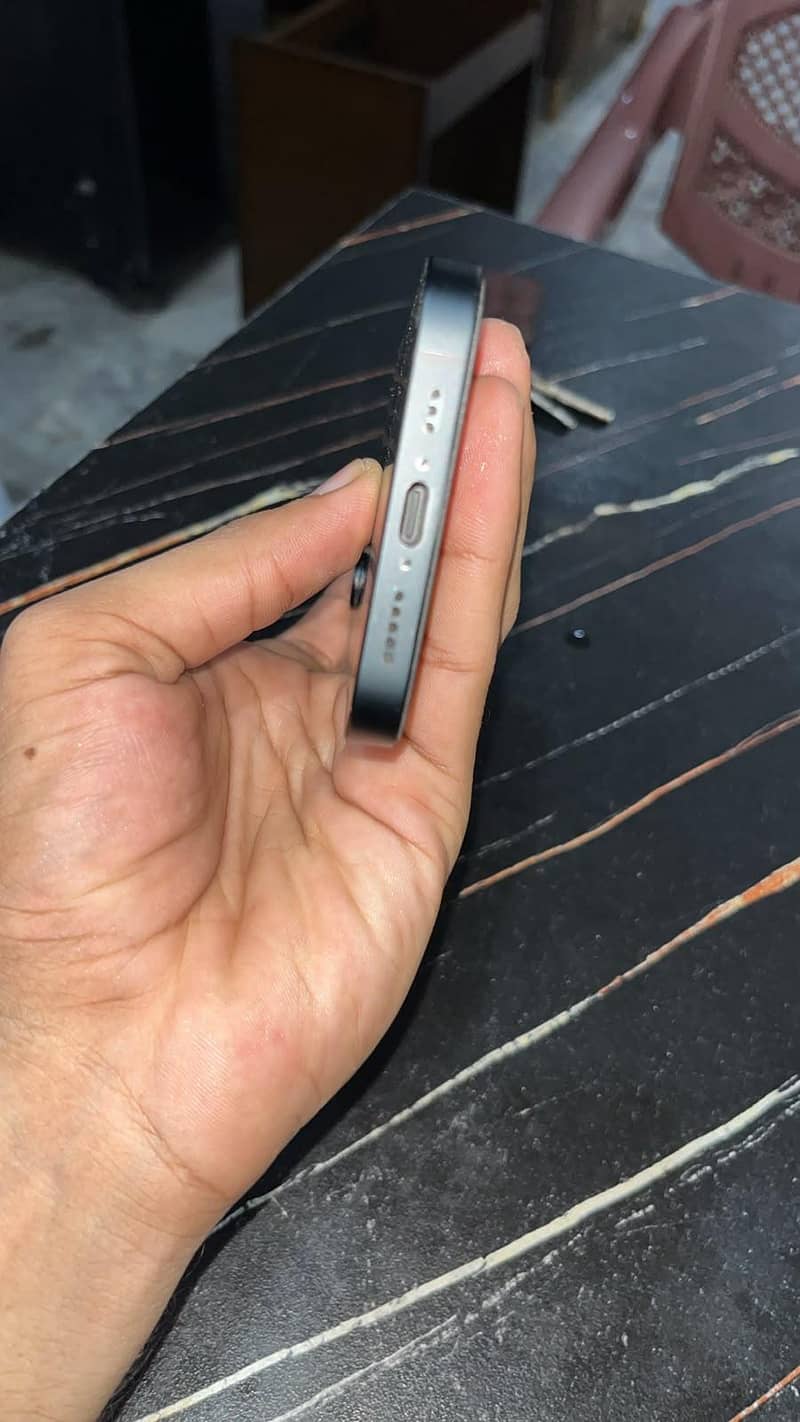 Apple iPhone 16e 1