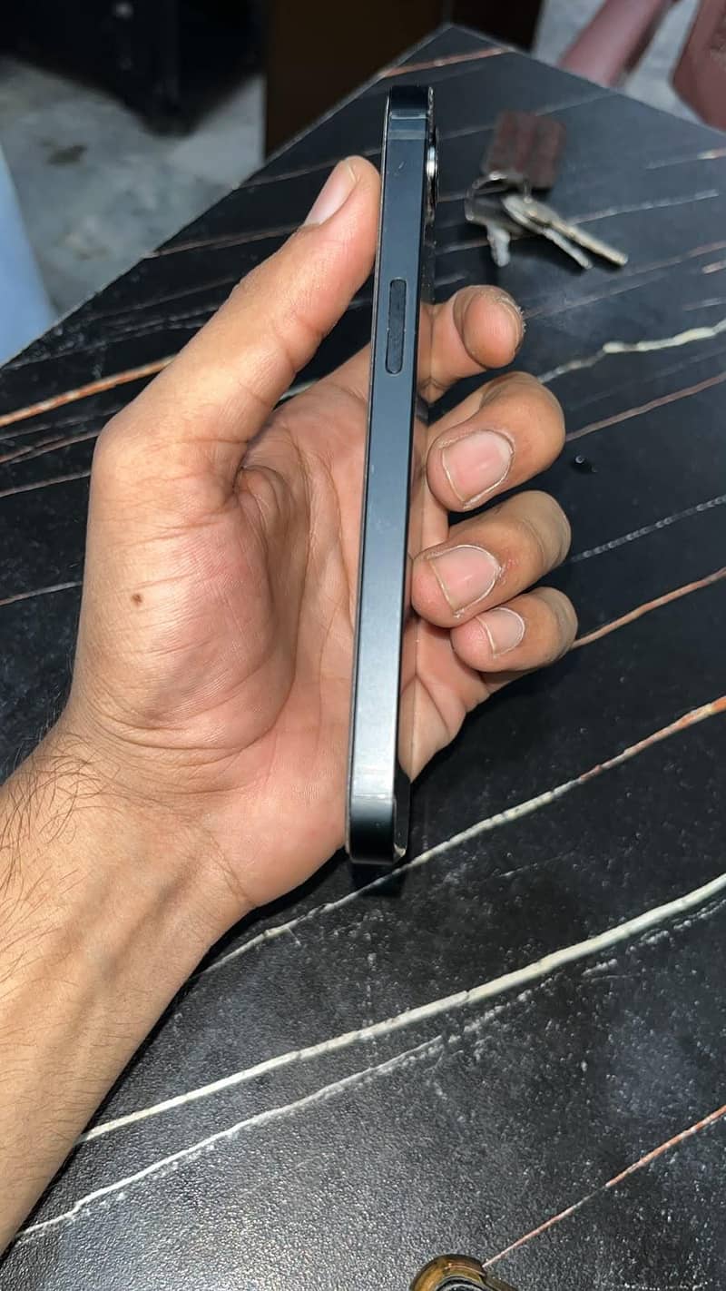 Apple iPhone 16e 2