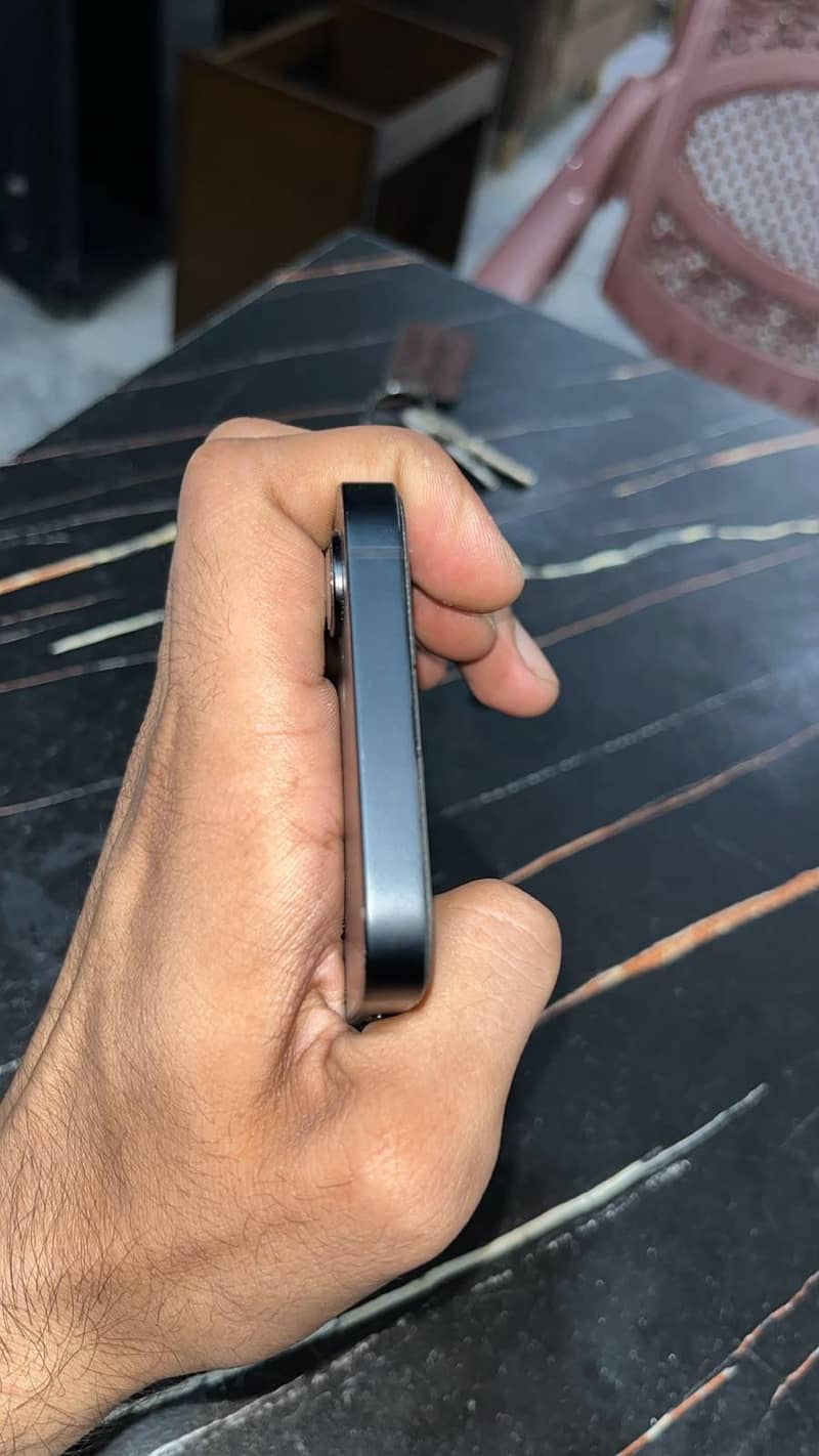 Apple iPhone 16e 3