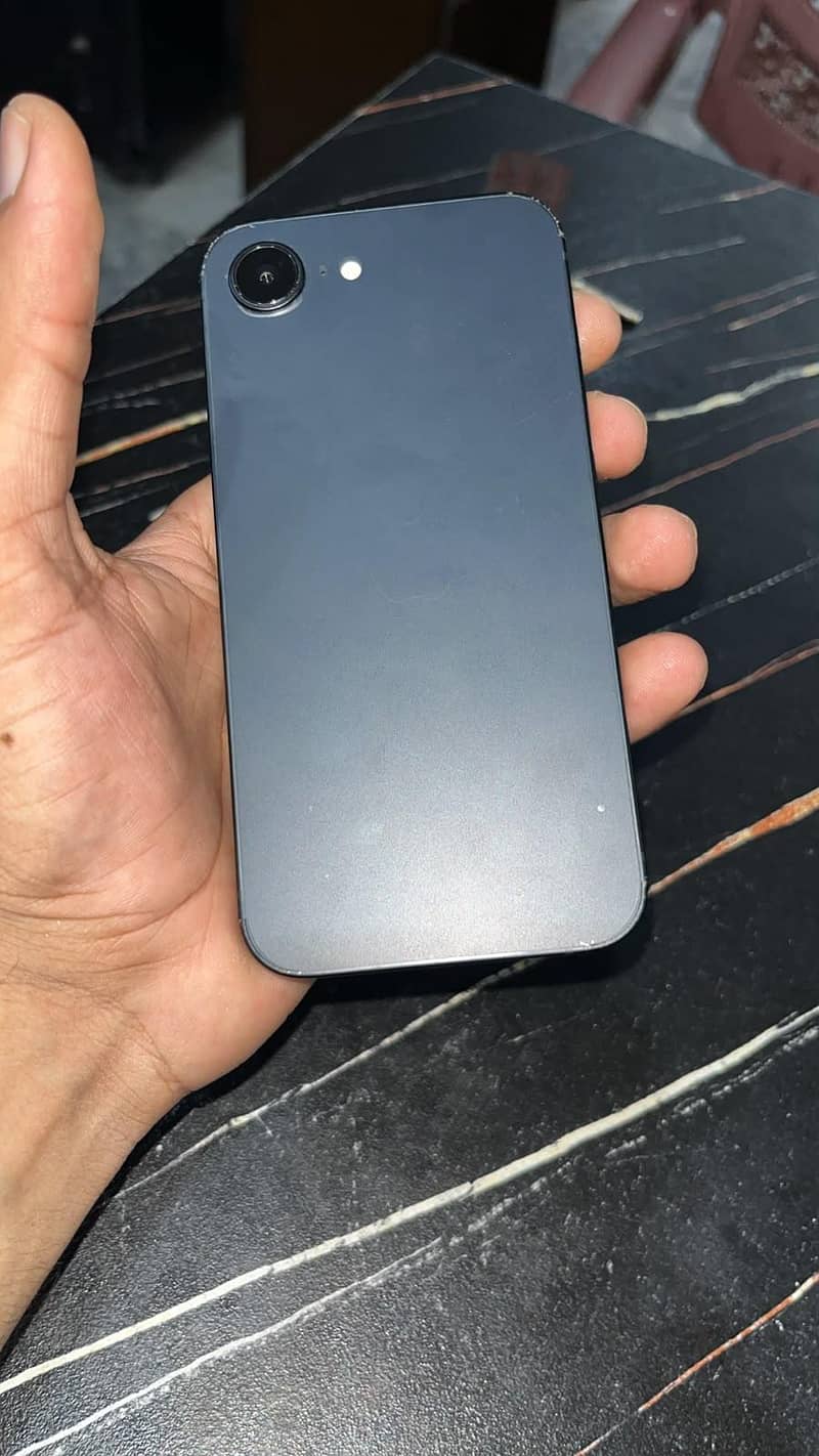Apple iPhone 16e 4