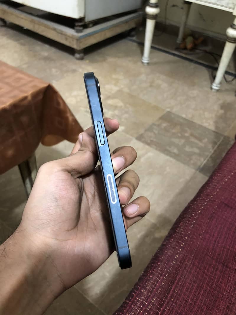 Apple iPhone 13 5