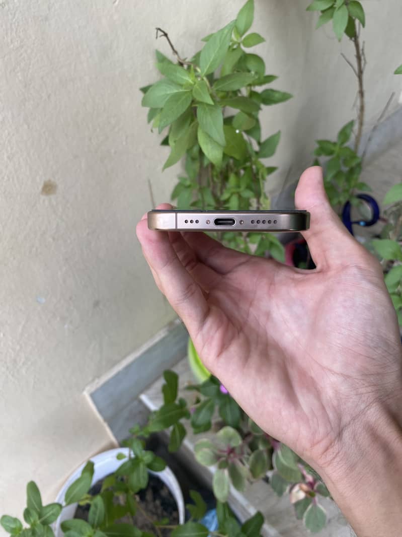 Apple iPhone 16 Pro 3
