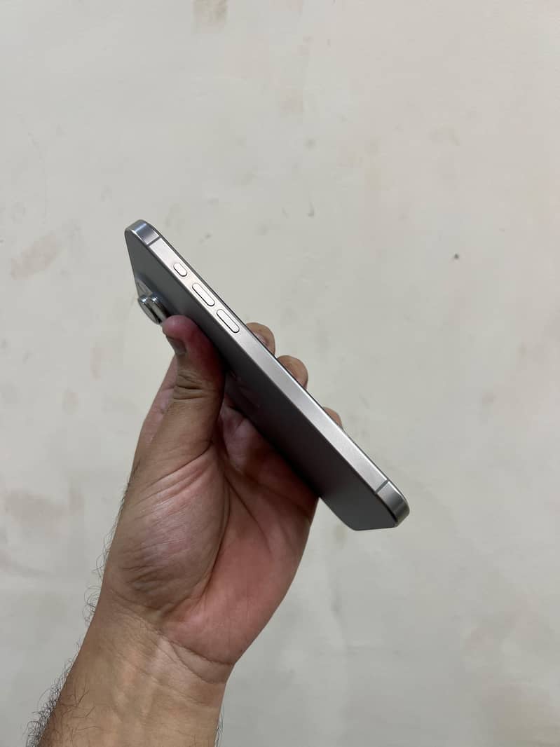 Apple iPhone 15 Pro Max 2