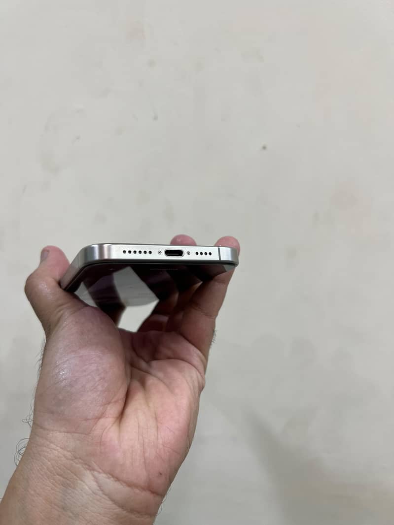 Apple iPhone 15 Pro Max 4