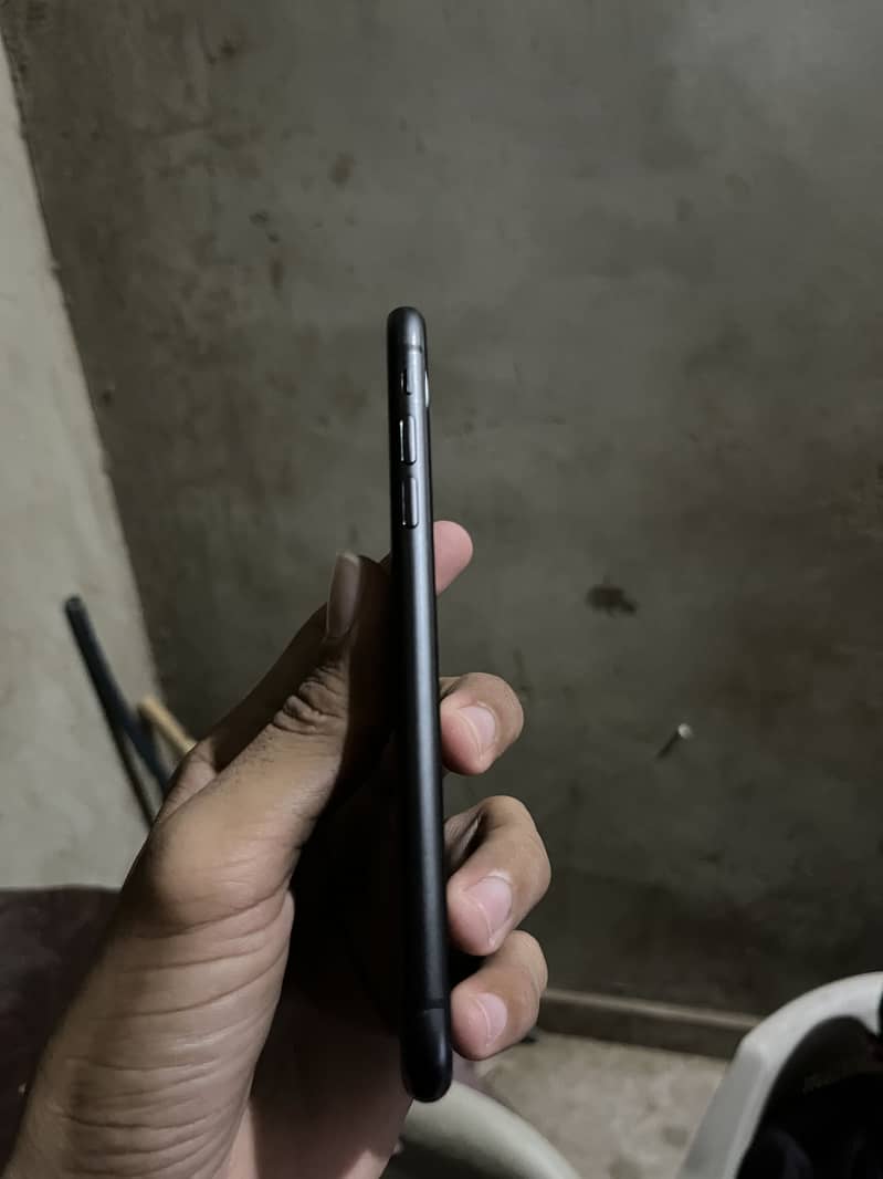 Apple iPhone 11 3