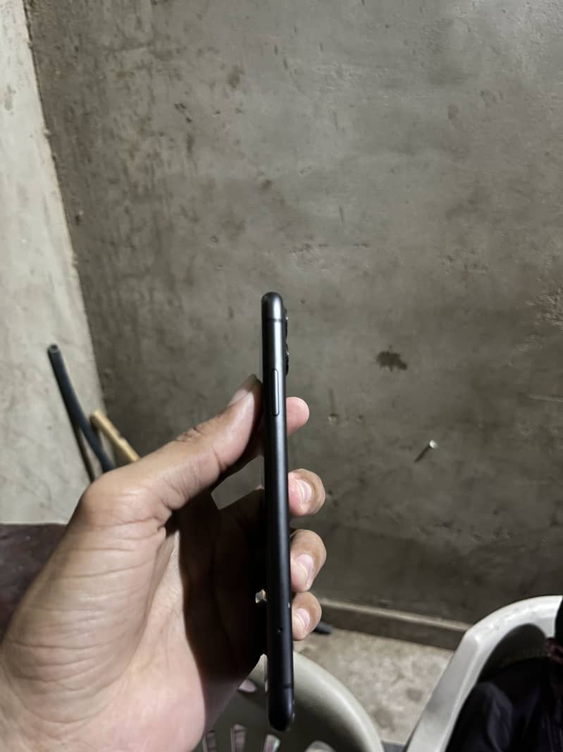 Apple iPhone 11 4