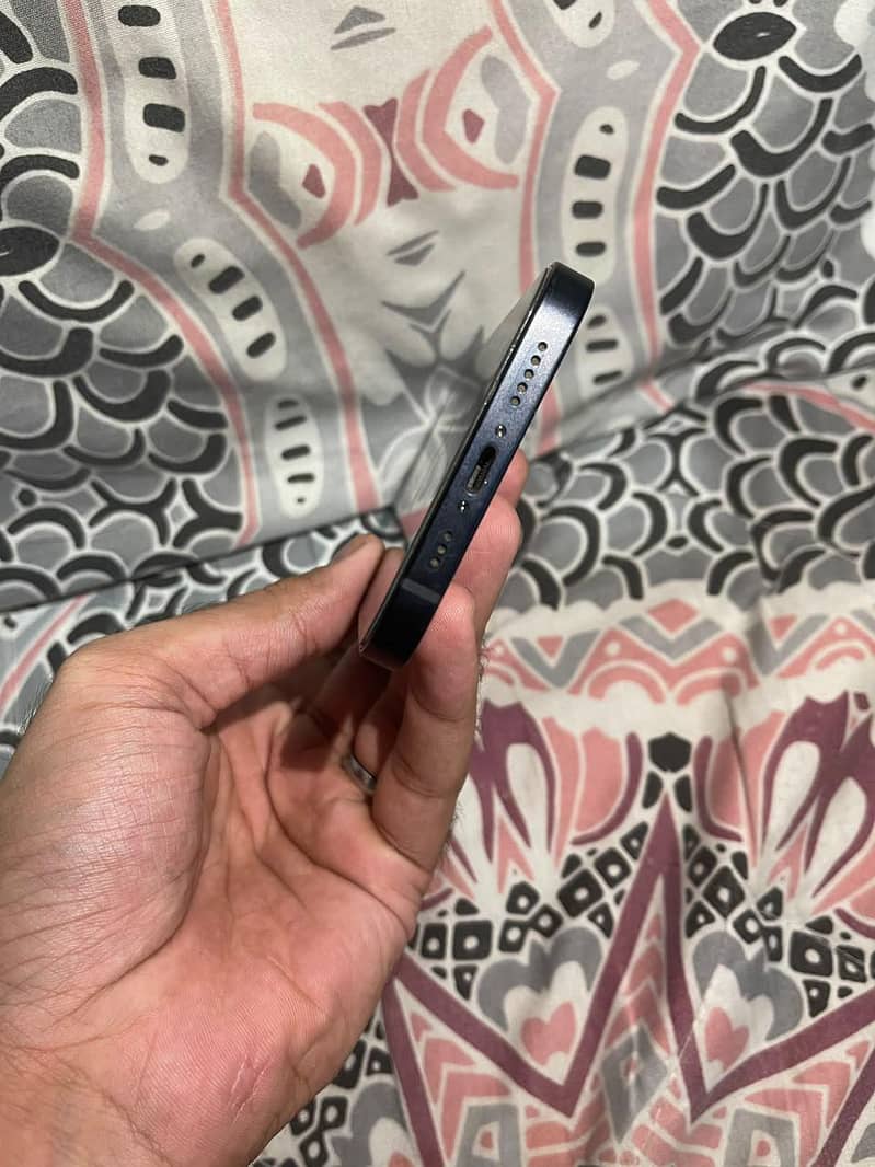 Apple iPhone 12 4