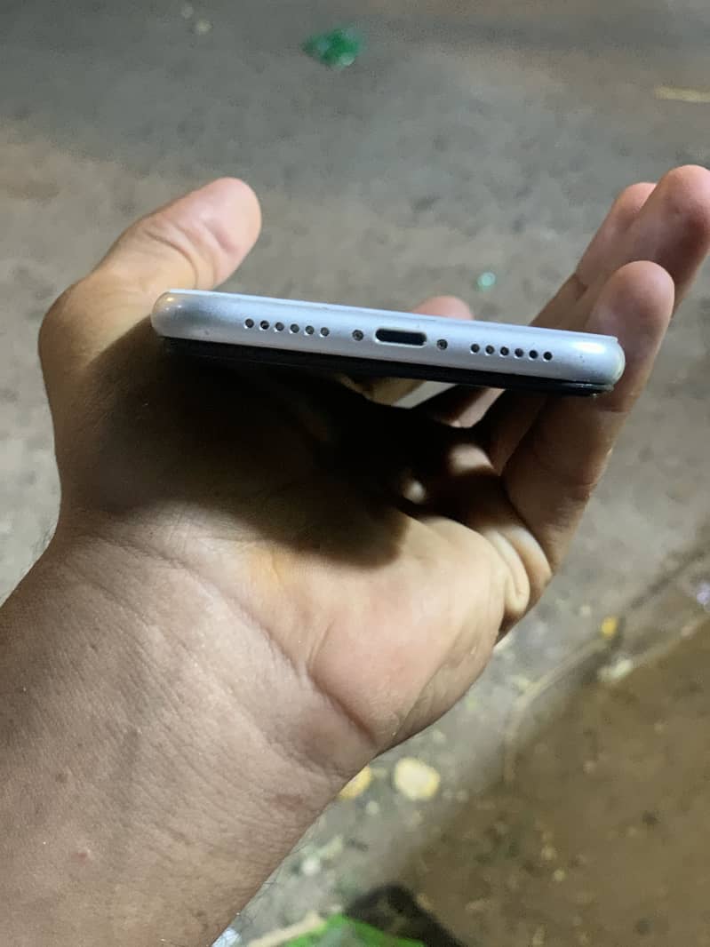 Apple iPhone XR 10