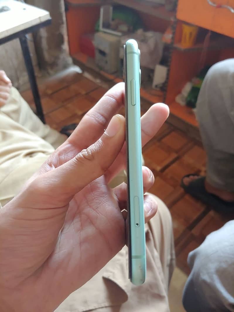 Apple iPhone 11 4