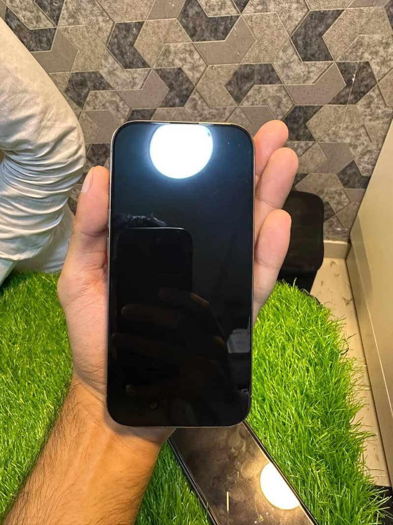 Apple iPhone 16 Pro 0