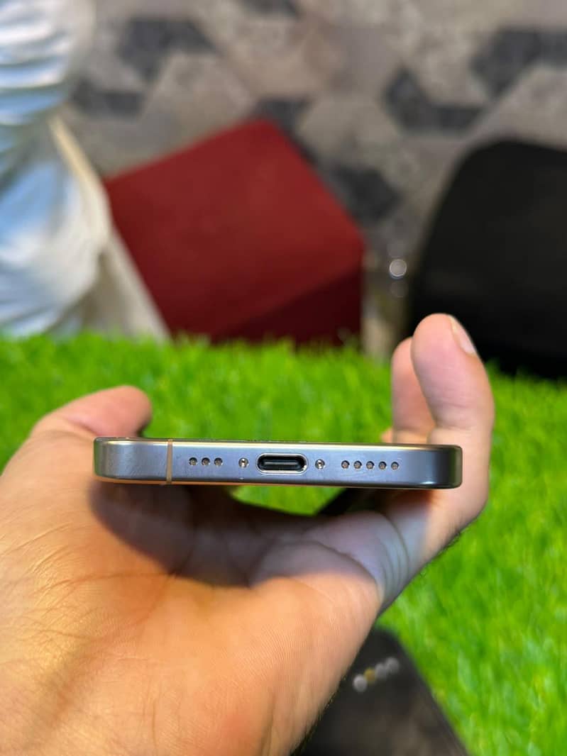 Apple iPhone 16 Pro 1