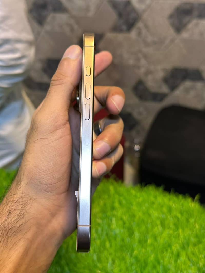 Apple iPhone 16 Pro 2