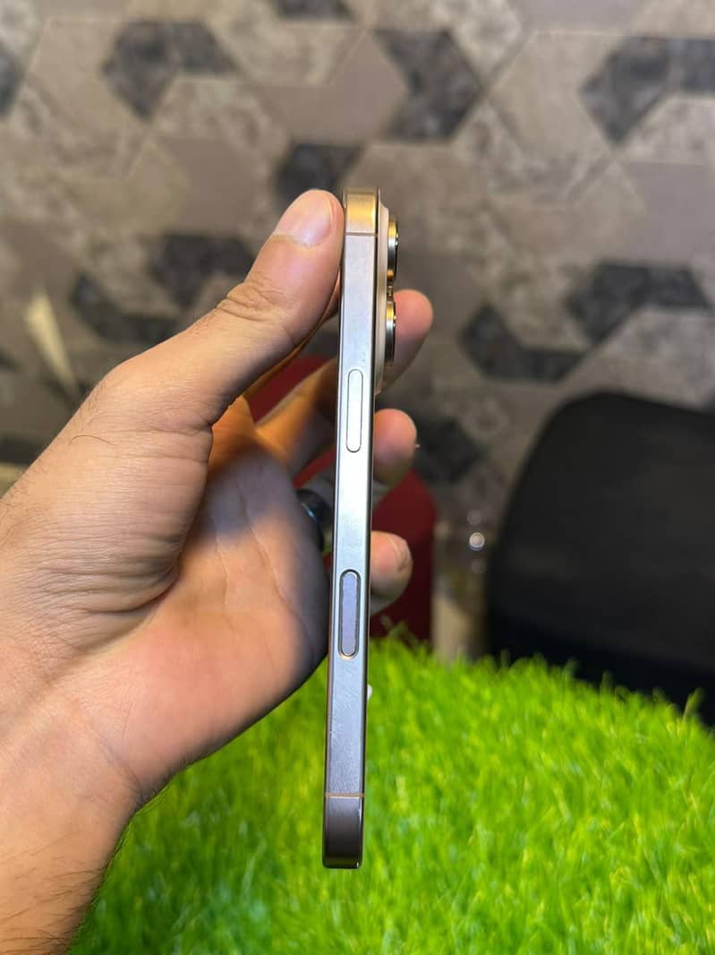 Apple iPhone 16 Pro 4