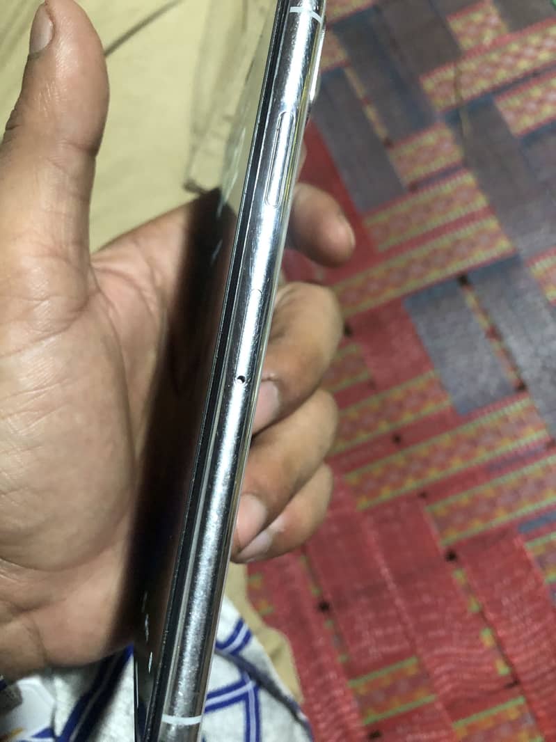 Apple iPhone X 4