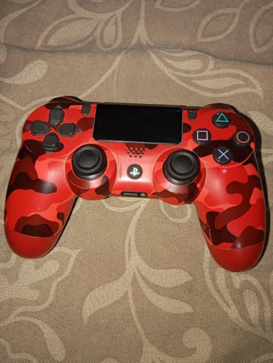 2 DUALSHOCK 4 CONTROLLERS