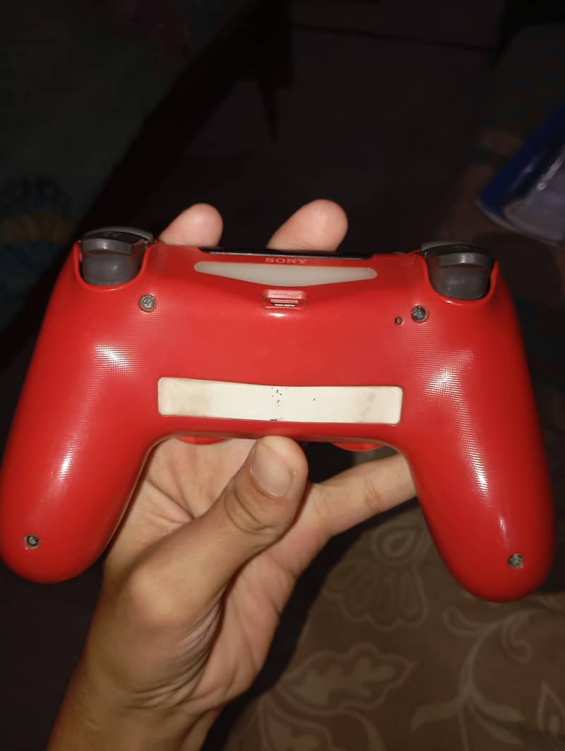 2 DUALSHOCK 4 CONTROLLERS 1