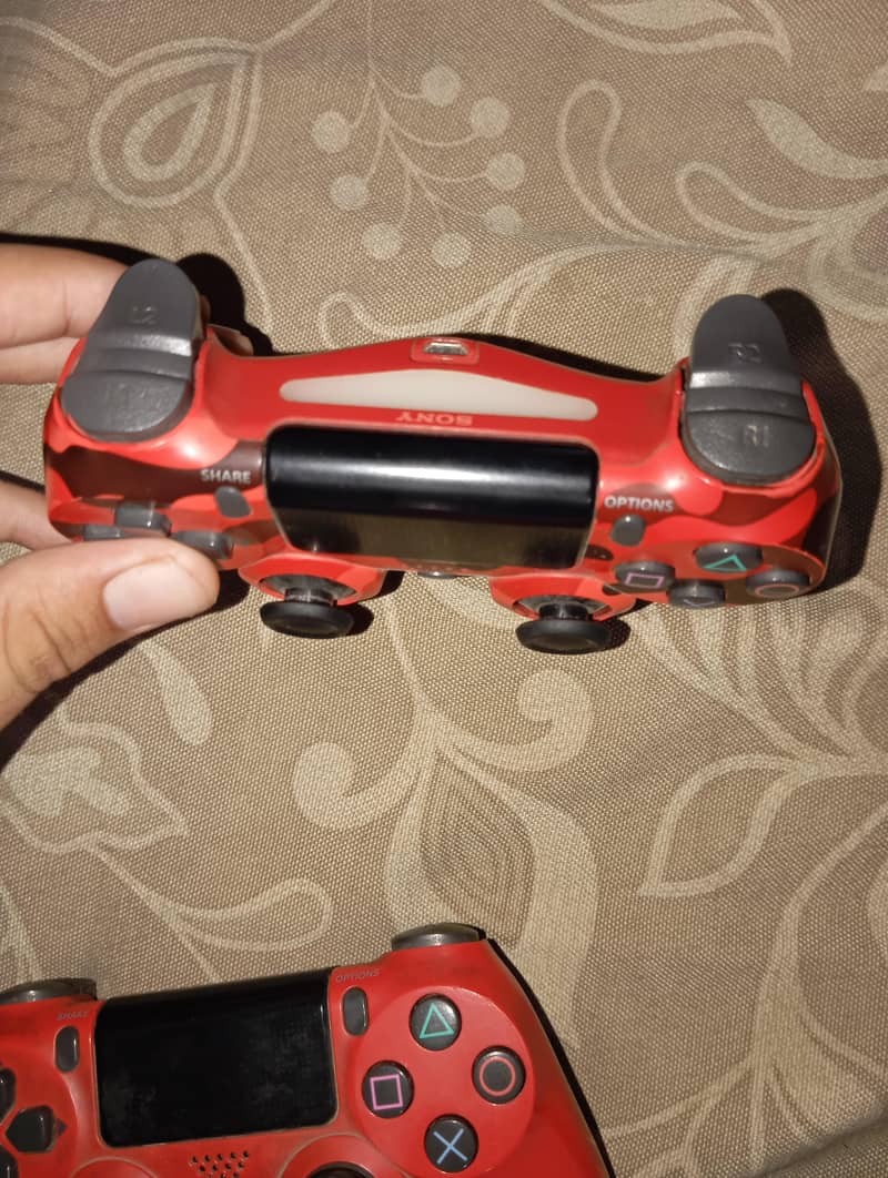 2 DUALSHOCK 4 CONTROLLERS 2