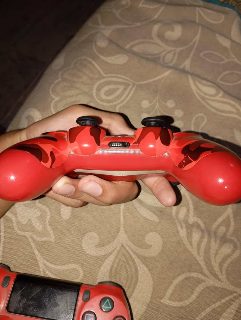 2 DUALSHOCK 4 CONTROLLERS 3