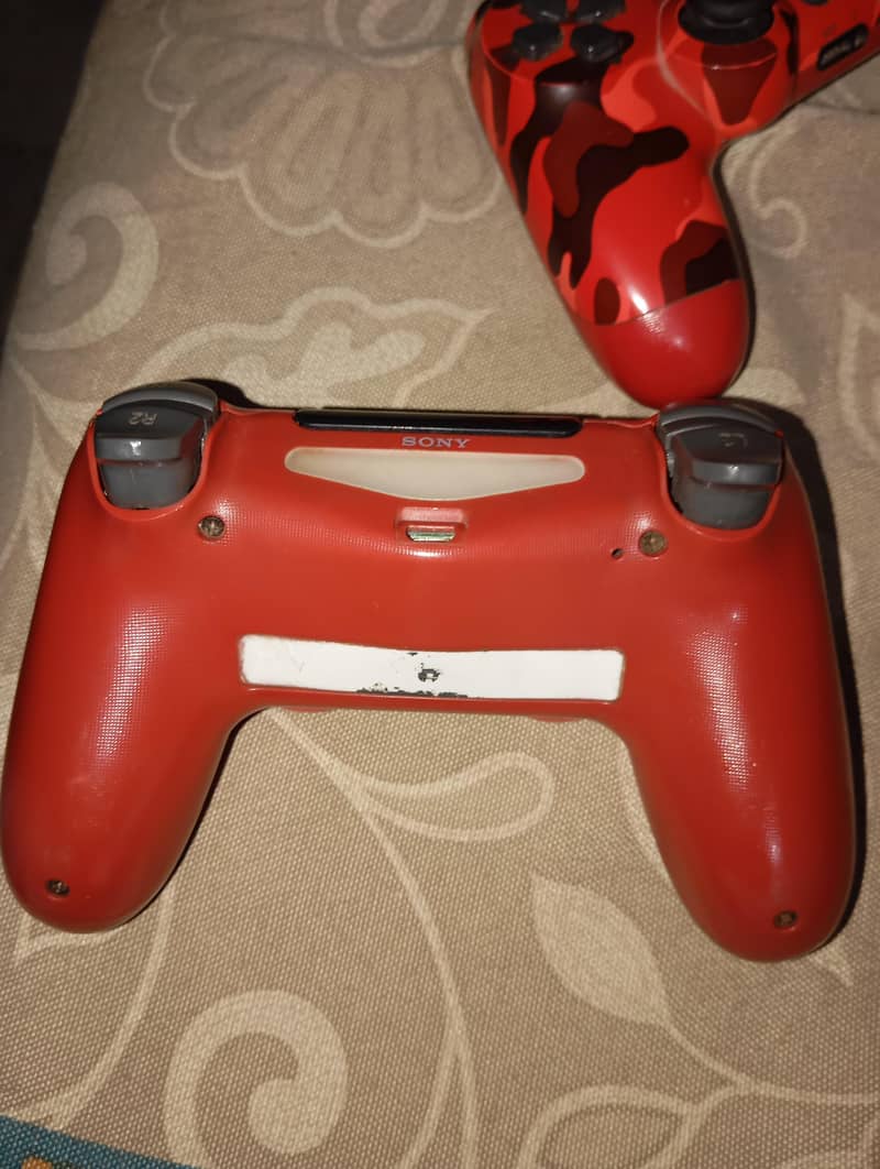 2 DUALSHOCK 4 CONTROLLERS 4